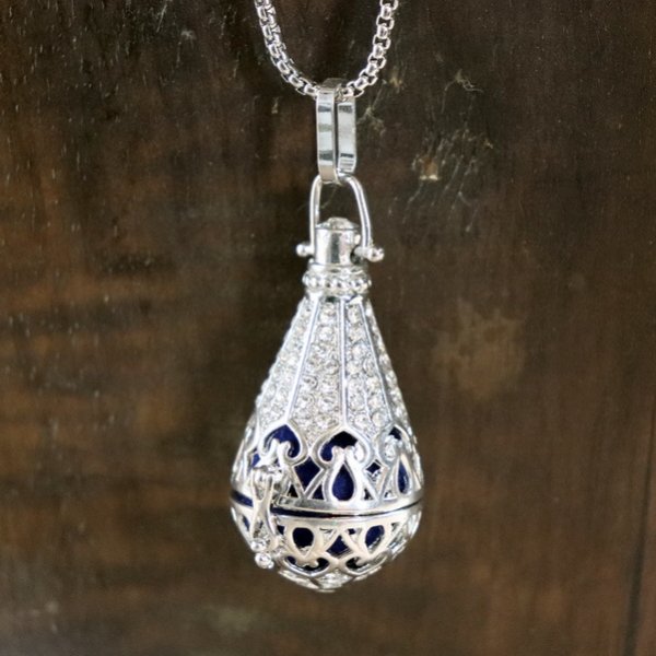 Pomander, Duftkette in Tropfenform mit Strasssteinen Farbe: Silber