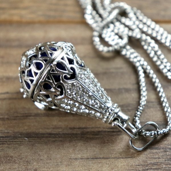 Pomander, Duftkette in Tropfenform mit Strasssteinen Farbe: Silber