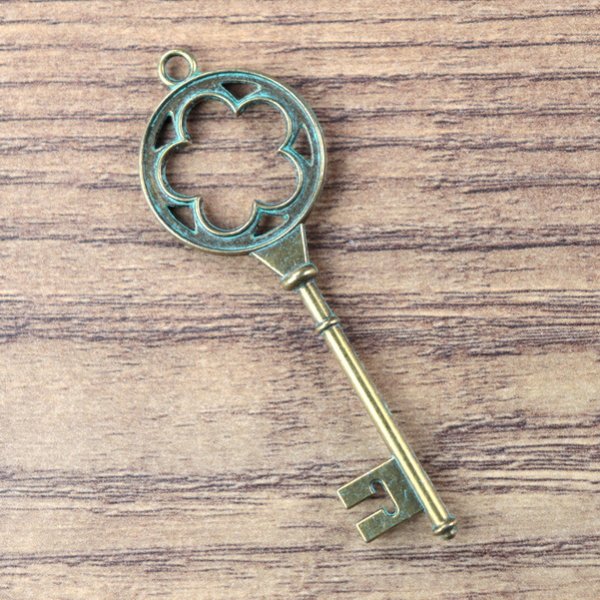 Hutschmuck "alter Schlüssel", Gothik-Blume mit grüner "Patina"
