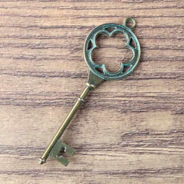Hutschmuck "alter Schlüssel", Gothik-Blume mit grüner "Patina"
