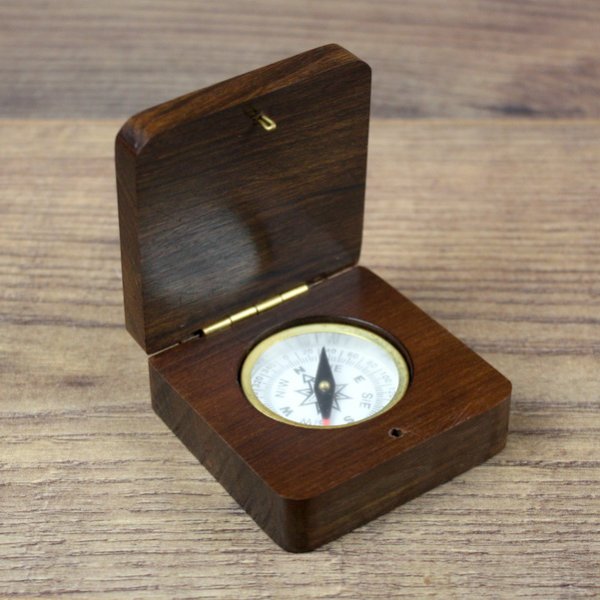 Kompass in einer Holzbox