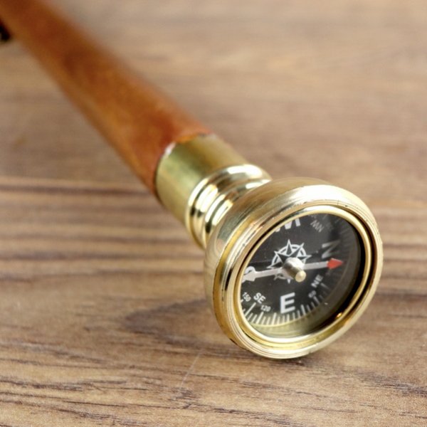 Spazierstock mit Kompass und Geheimversteck