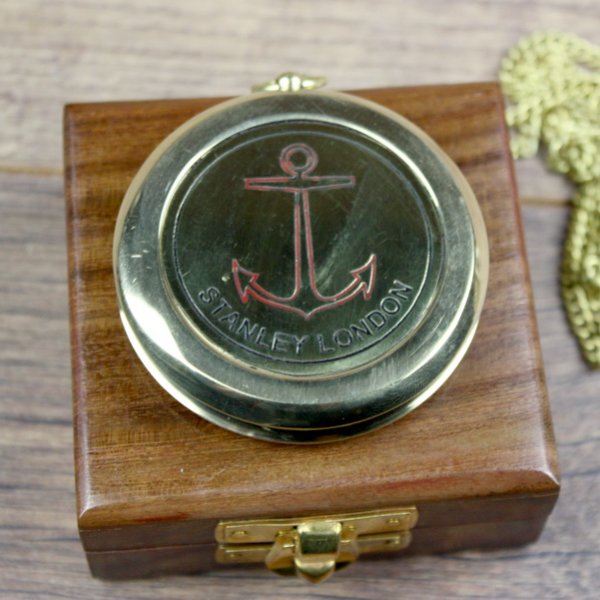 Kompass mit Kette, Holzbox und Ankergravur