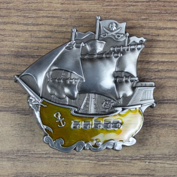 Piraten Schiff Buckle mit hell-braunem Rumpf