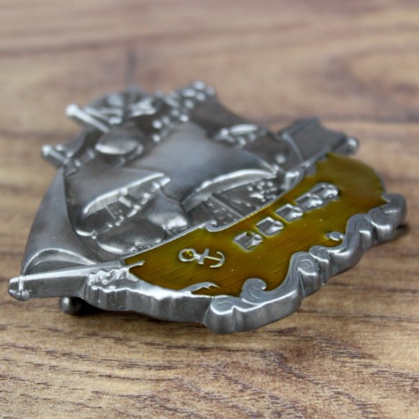 Piraten Schiff Buckle mit hell-braunem Rumpf