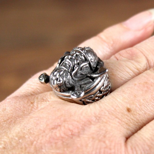Axt Ring mit grimmigen Wikinger, silberfarben