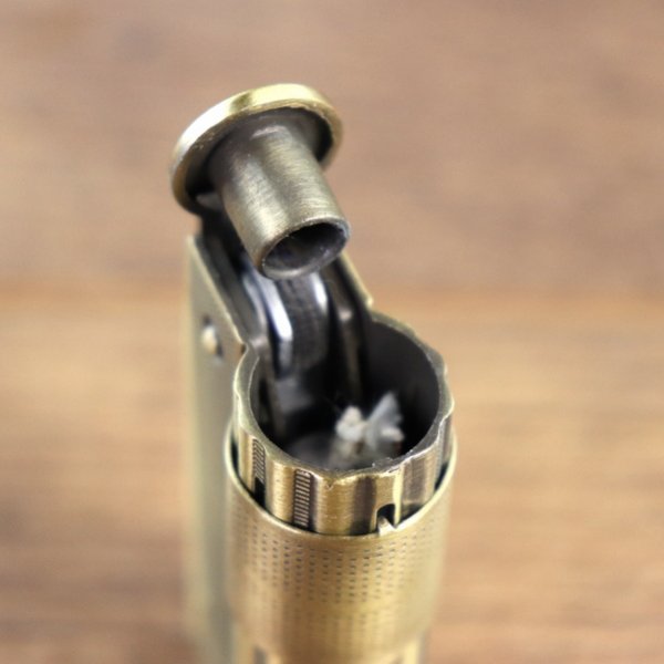 Sturmfeuerzeug in der Farbe Messing, Kupfer oder Silber