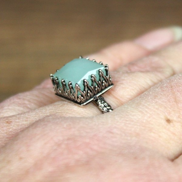 Damen Ring mit eckigem Stein in Kronenfassung, Mintgrün
