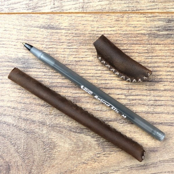 Lederhülle mit Kugelschreiber, Braun
