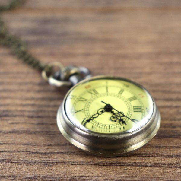 Kleine Taschenuhr, ohne Deckel, Ziffernblatt beige mit röm. u. arab. Ziffern