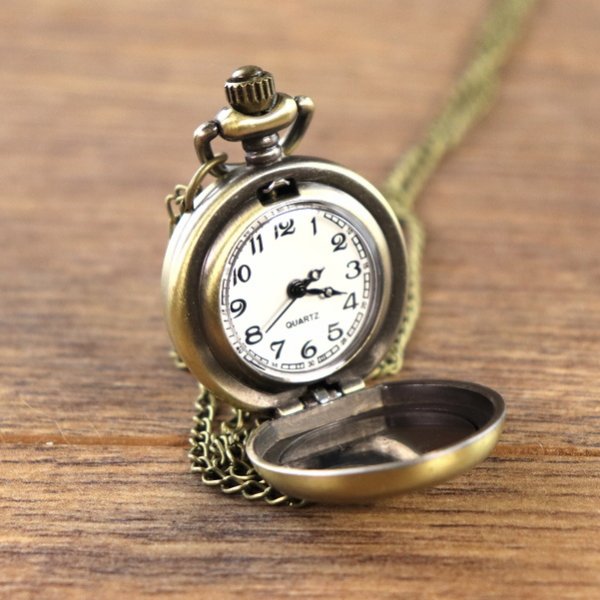 Kleine Taschenuhr, schlichter Deckel, Ziffernblatt mit arabischen Ziffern