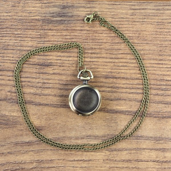 Kleine Taschenuhr, schlichter Deckel, Ziffernblatt mit arabischen Ziffern